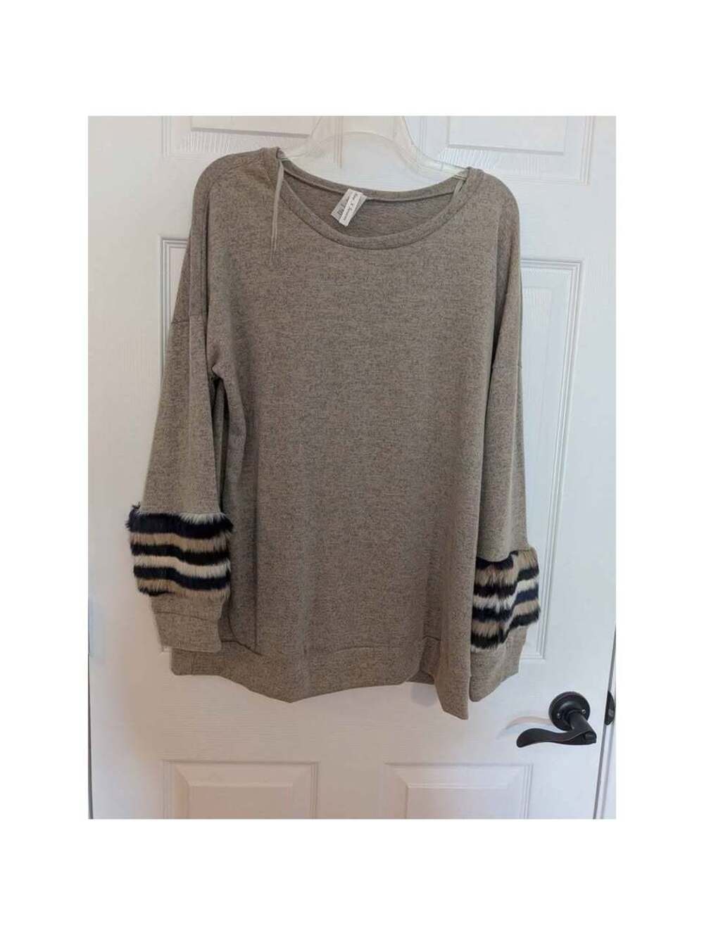 Now N Forever Women's Beige Sweater with Faux Fur Cuffs, Size 1XL, New with Tags